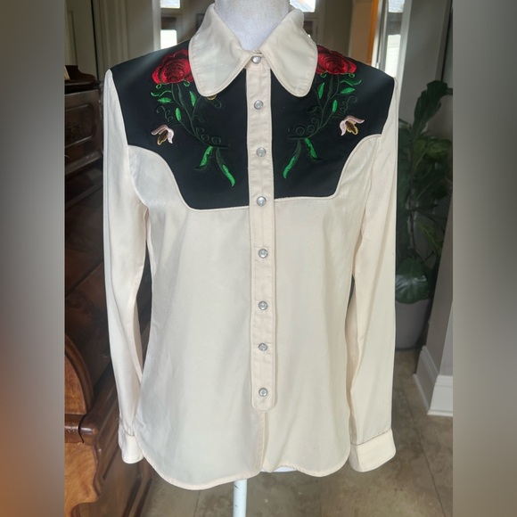 Gianni Binni ladies top embroidered floral pearl accent buttons. Small - Picture 5 of 16